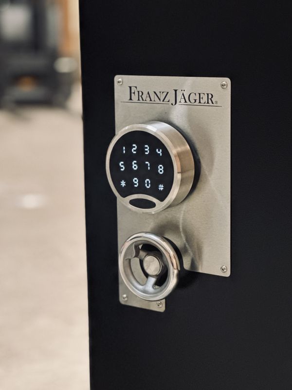 Franz Jäger Våpenskap 12/24 Stealth Excl 2026